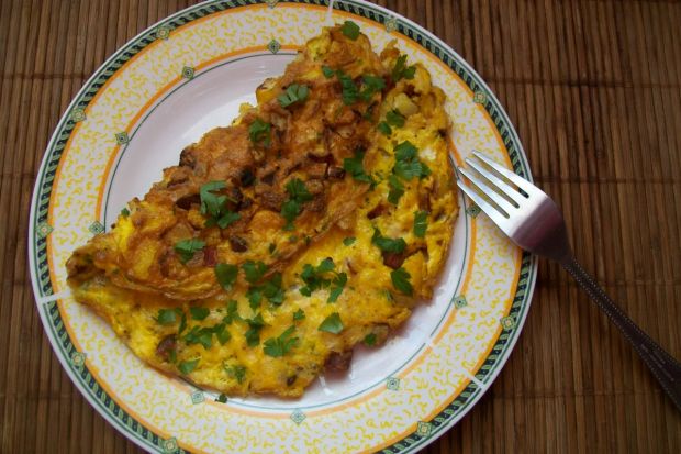 Przepis  omlet z cukinią,kiełbasą i żółtym serem przepis
