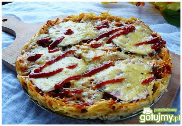 Przepis  makaronowa pizza z szynką przepis