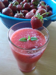 Herbaciane smoothie z truskawkami