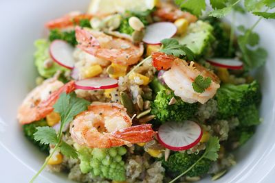 Superfoods – sałatka z komosą ryżową, brokułem i krewetkami ...