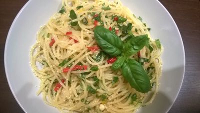 Spaghetti z czosnkiem, pepperoni i oliwą (aglio, olio e peperoncino ...