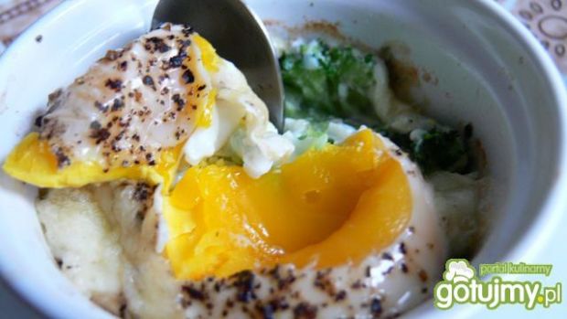 Przepis  jajka z brokułami w kokilkach przepis