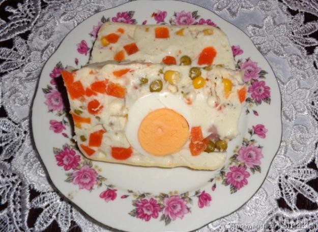 Terrina z jajkiem, serem i warzywami.