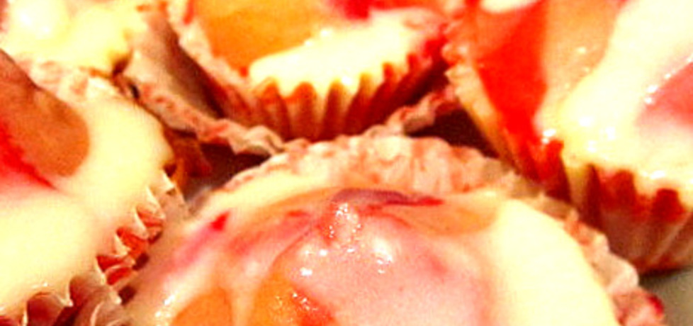 Muffinki z truskawkami i białą polewą czekoladową (autor: cris04 ...