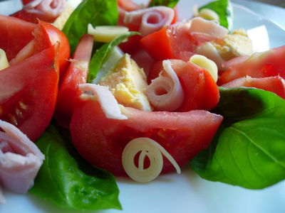 Lekka sałatka z pomidorów, jajek i bazylii