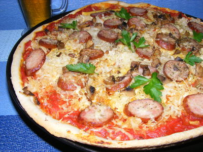 Pizza z boczkiem, kiełbasą i kapustą kiszoną