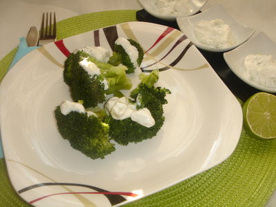 Brokuły z sosem tzatziki