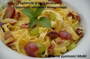 Tagliatelle w sosie serowym z orzechami włoskimi i winogronami ...