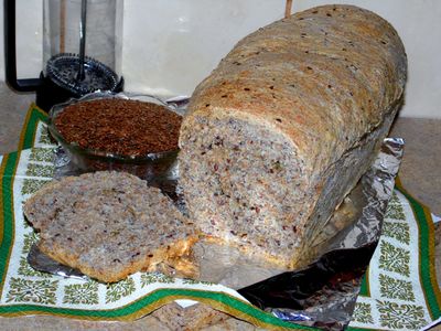Chleb pszenny z otrębami, siemieniem i cząbrem