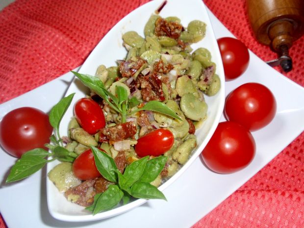 Przepis  sałatka z bobu i suszonych pomidorów przepis