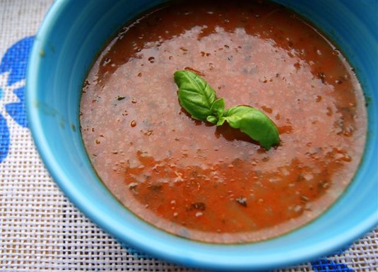 Zupa pomidorowa pachnąca bazylią