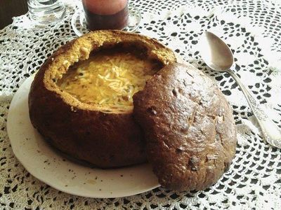 Rozgrzewająca francuska zupa cebulowa w chlebie