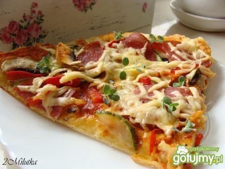 Przepis  domowa pizza z cukinią i salami przepis