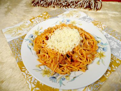 Spaghetti wege z pieczarkami, cebulą i cukinią