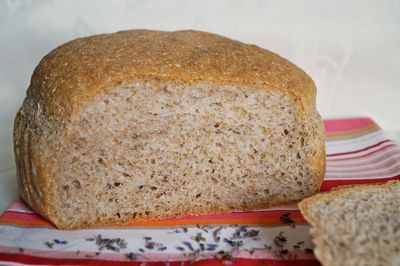 Drożdżowy chleb z miodem i lawendą