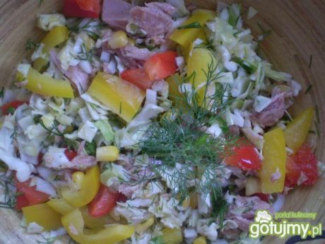 Przepis  sałata z białej kapusty i tuńczyka przepis