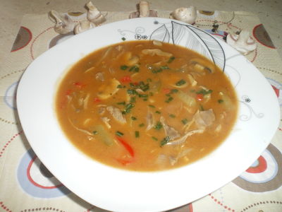 Pikantna zupa z żołądków drobiowych i pieczarek
