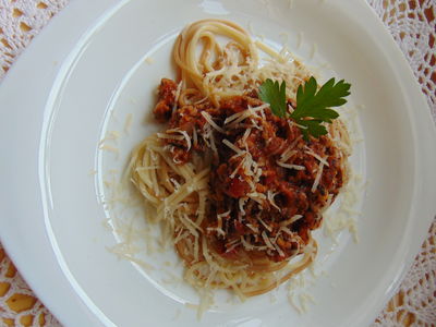Spaghetti z sosem pomidorowo pieczarkowym