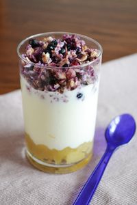Parfait czyli deser na śniadanie z jogurtem, jagodami i suszoną ...