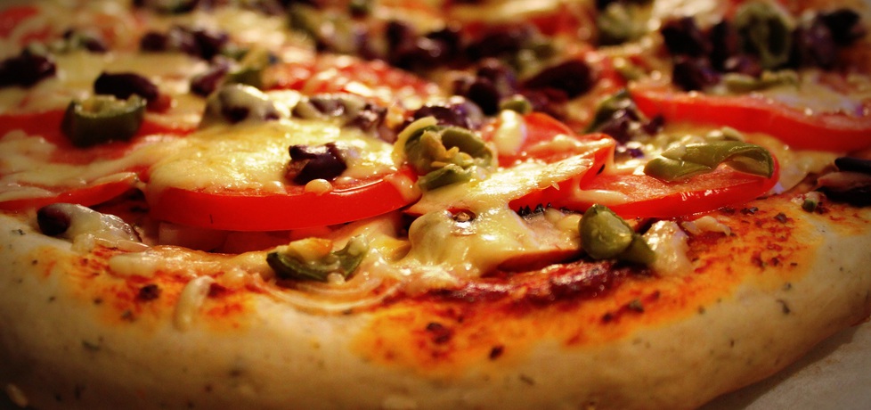Pizza na grubym cieście z czerwoną fasolą, pomidorem i jalapenos ...