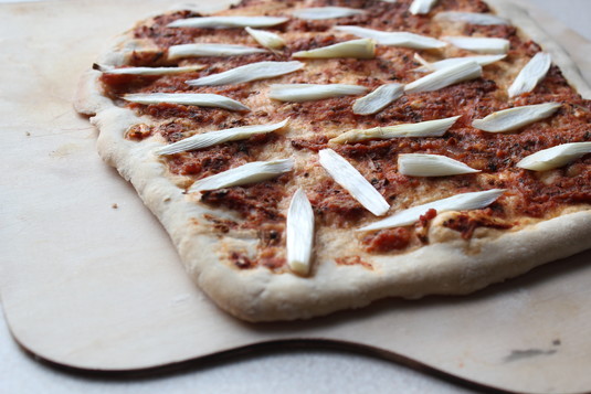 Pizza toscana z białymi szparagami