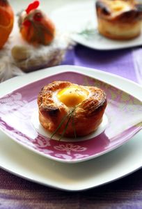 Wielkanocne jajka w miseczkach z ciasta francuskiego ...