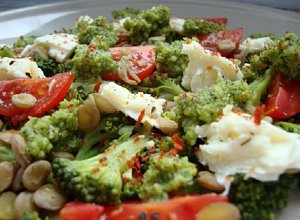 Brokułowe pesto na sałatce z zielonej soczewicy, mozzarelli i ...