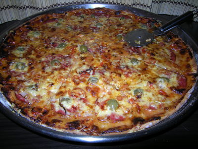 Pizza z salami, mozarellą i chili
