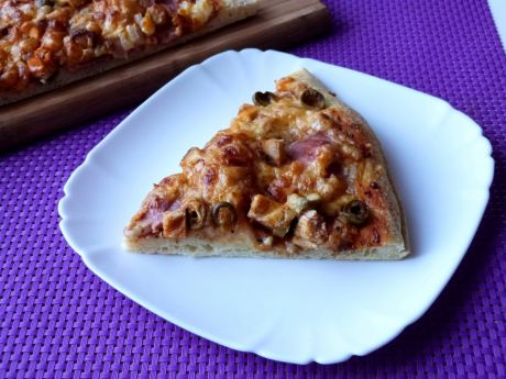 Przepis  pizza z baleronem i oliwkami przepis