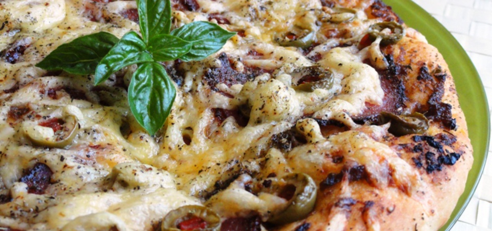 Pizza z pesto, salami i oliwkami (autor: joanna30)