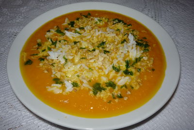 Zupa marchewkowa z ryżem i orzechami
