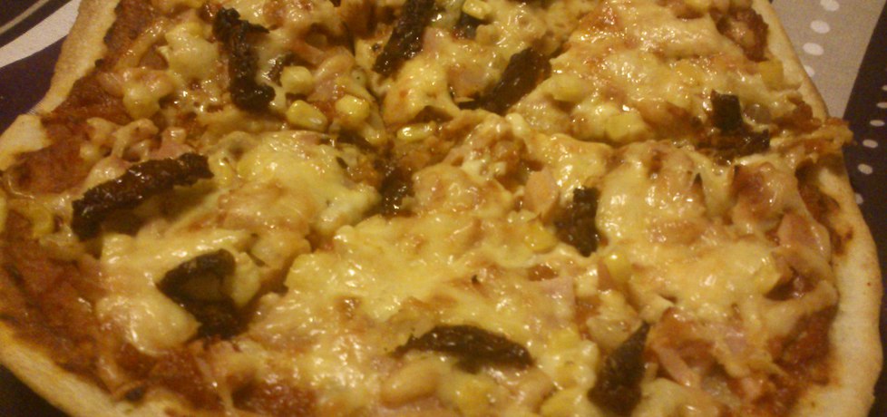Pizza z patelni z szynką, kukurydzą i pomidorami (autor: wwwiolka ...