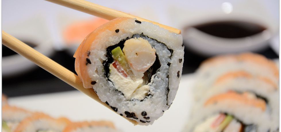 Sushi uramaki z krewetkami i łososiem (autor: czarrna ...