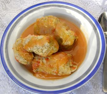 Gołąbki drobiowe we włoskiej kapuście ze świeżymi pomidorami z ...