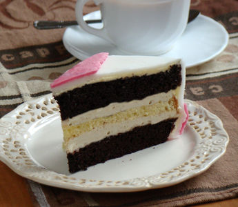 Tort czekoladowo – chałwowy