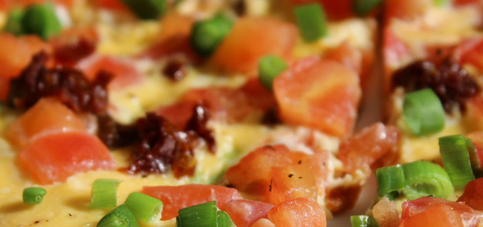 Omlet ze świeżymi i suszonymi pomidorami z zieloną cebulką (autor ...