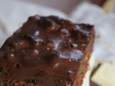 Przepis  ciasto z pianka i śliwkami w czekoladzie przepis
