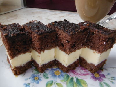 Ciasto czekoladowe z kremem z mleka zsiadłego.
