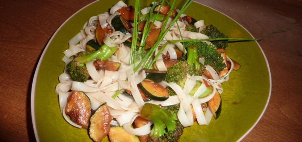 Makaron ryżowy na zielono (autor: aisoglam)