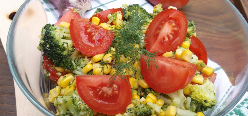 Sałatka brokułowa z pomidorami i kukurydzą. (autor: babeczka35 ...