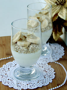 Jogurt naturalny z płatkami, bananem i pastą sezamową ...