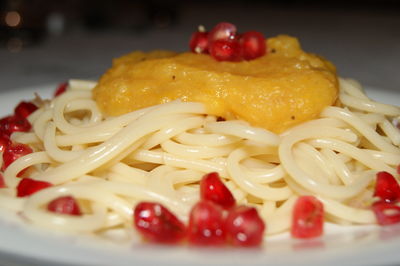 Spaghetti z sosem mandarynowym i nutą szafranu