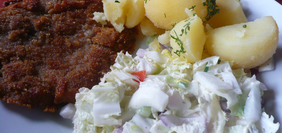 Tradycyjny obiad: schabowy, ziemniaki, surówka z kapusty pekińskiej