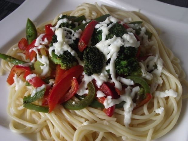 Przepis  spaghetti z warzywami pod mozzarellą przepis