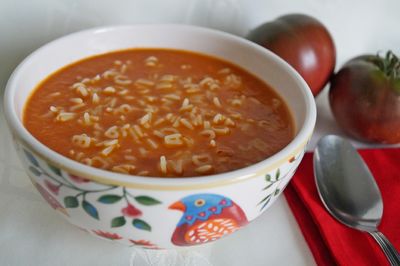 Kremowa zupa z czarnych pomidorów