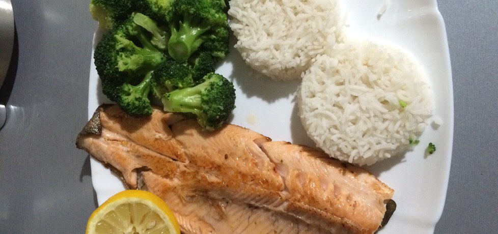 Ryba łosoś z ryżem i brokułem . (autor: basiek102)