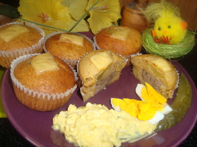 Wielkanocne muffinki z białą kiełbasą i pastą jajeczną