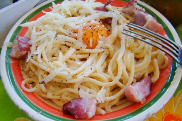 Przepis  spaghetti carbonara z żółtkiem przepis