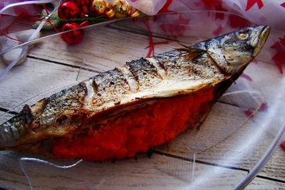 Pieczona makrela z marchewkowym farszem