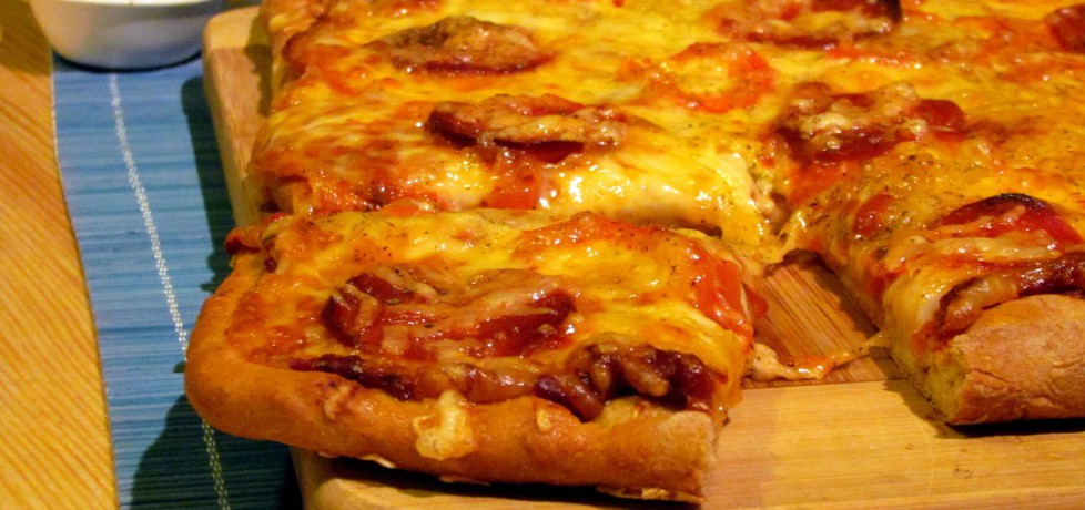 Pełnoziarnista pizza z chorizo, mozzarellą i papryką (autor: rosik93 ...